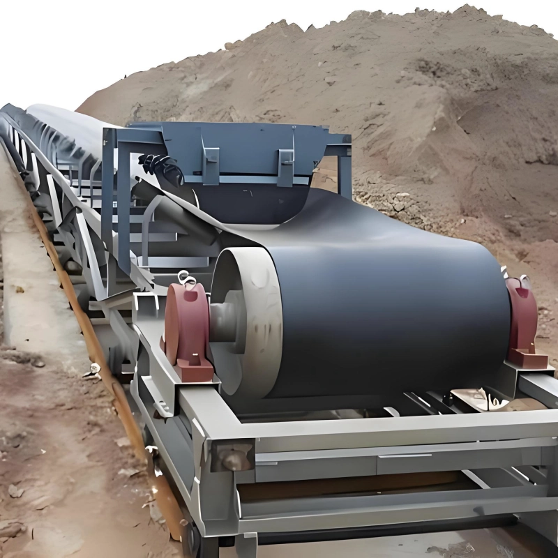 Belt conveyor with drive drum for bulk material handling in quarry and mining applications