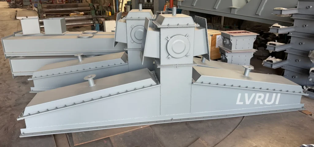 Boat-shaped hopper for a large baghouse dust collector discharge system