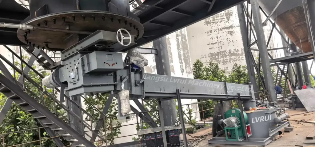 Cement silo discharge valves with lump breaker, air slide conveyor and integrated bulk loader