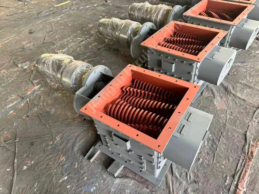 Industrial lump breaker equipment for breaking bulk material and powder lumps