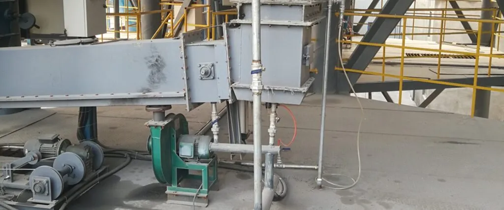 Industrial powder bulk loader for dust free truck loading and material transfer