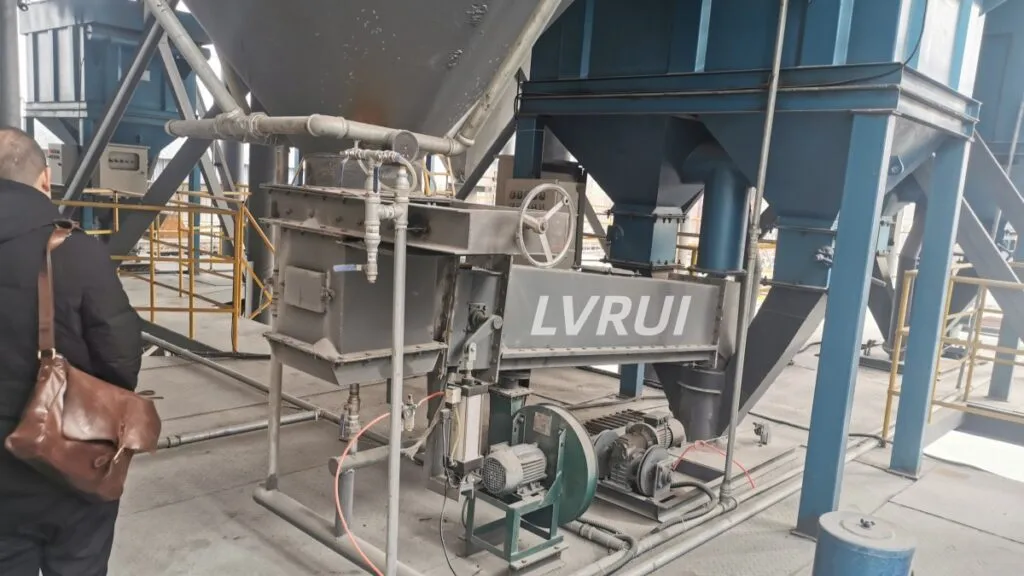 Silo telescopic loading spout with dust control system