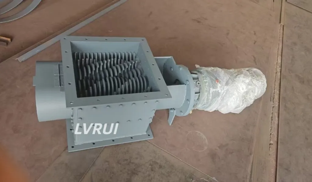 Cement lump breaking valve for silo discharge and clinker crushing