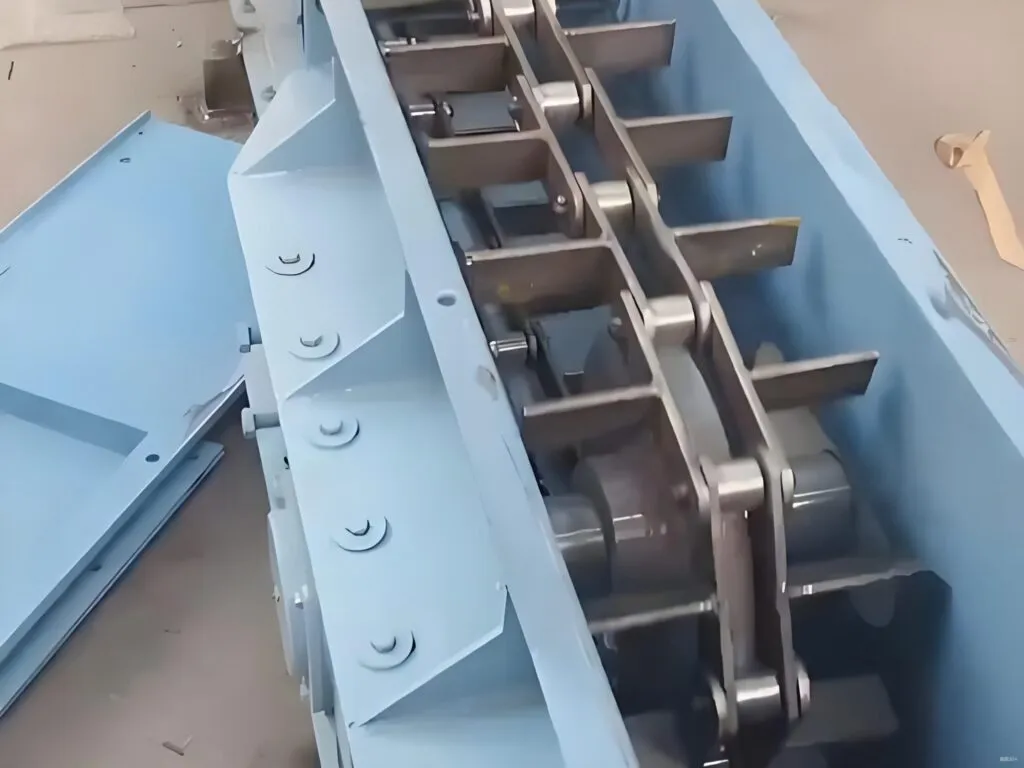 LVRUI chain conveyor showing forged chain and scraper flights for stable, dust-proof bulk material conveying